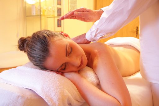 Recibe un buen masaje como remedio para aliviar el dolor de espalda